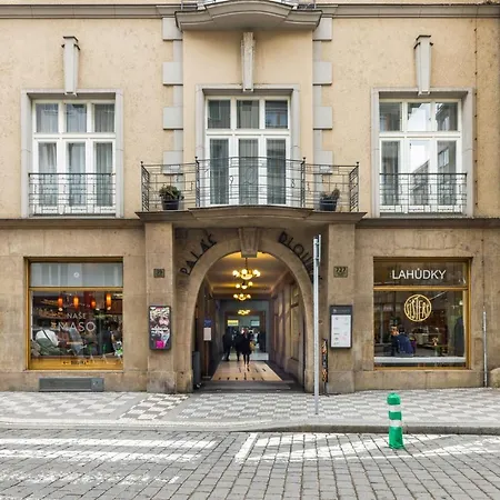 Dlouha Palace - Live In One Of The Streets * Praga