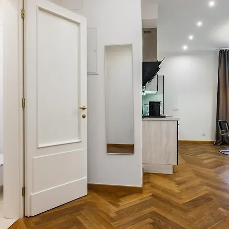 Dlouha Palace - Live In One Of The Streets * Praag
