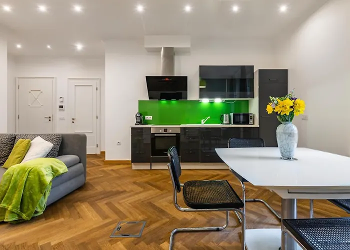 Dlouha Palace - Live In One Of The Streets פראג