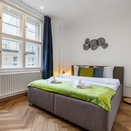 Dlouha Palace - Live In One Of The Streets * Prag
